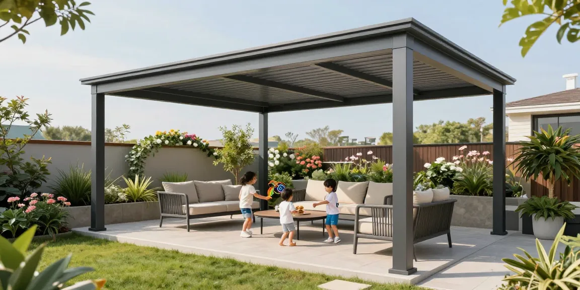Freistehende Terrassenüberdachung mit Familie im Garten, entspannte Atmosphäre.